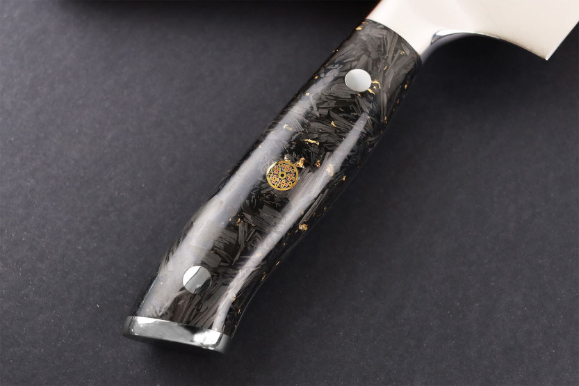 Wusaki Sakin Damascus 10Cr 17 cm nakiri-kniv med håndtak i karbonfiber og bladgull