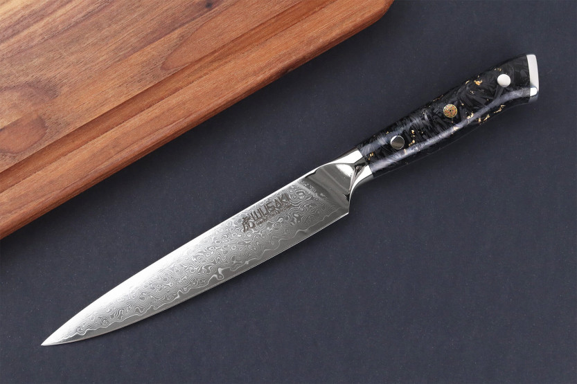 Cuchillo Utilitario Wusaki Sakin Damasco 10Cr 15cm Fibra de Carb ono y Mango de Hoja de Oro