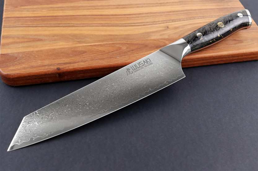Faca kiritsuke Wusaki Sakin Damascus 10Cr 20cm com cabo em fibra de carbono e folha de ouro