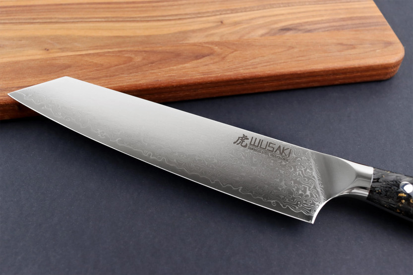Faca kiritsuke Wusaki Sakin Damascus 10Cr 20cm com cabo em fibra de carbono e folha de ouro
