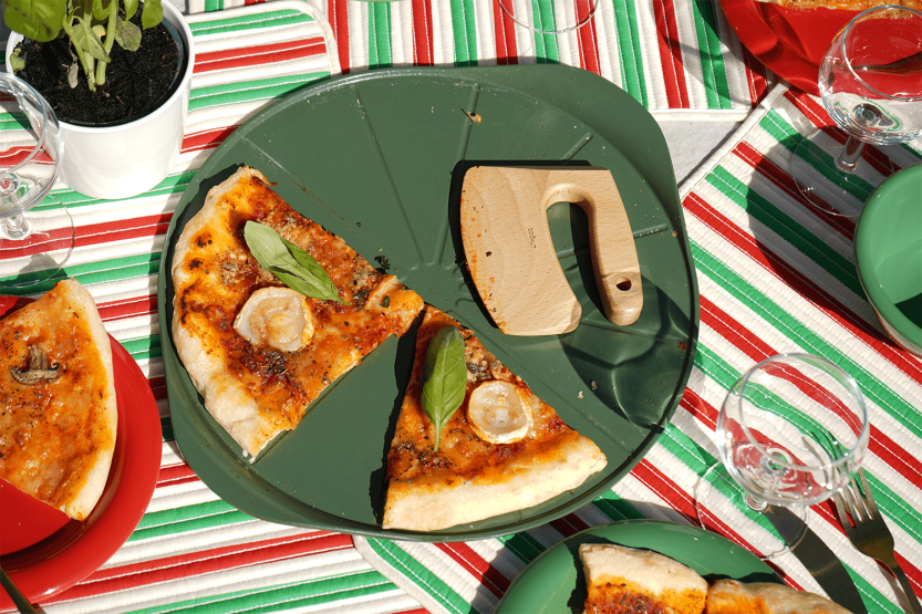 Cookut Le Formidable pizza pan with fern pizza cutter