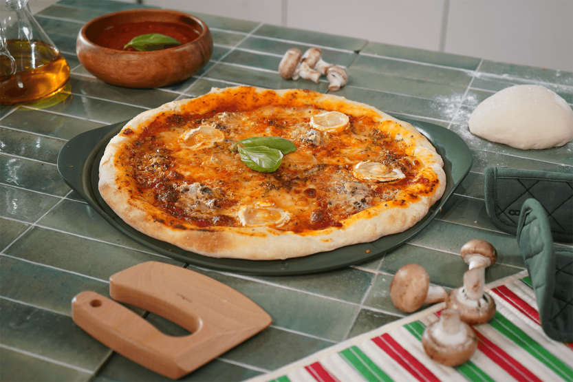 Cookut Le Formidable pizza pan with fern pizza cutter