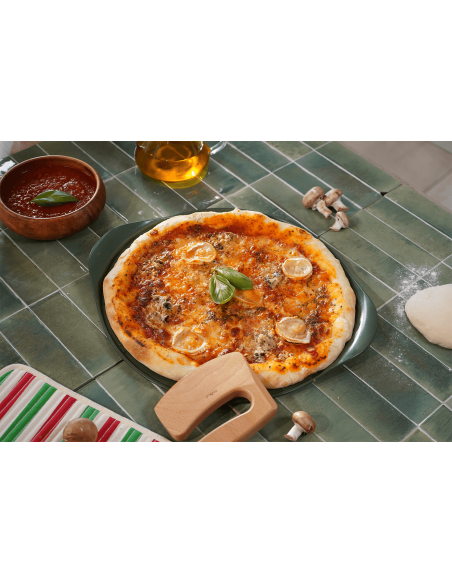 Cookut Le Formidable pizza pan with fern pizza cutter