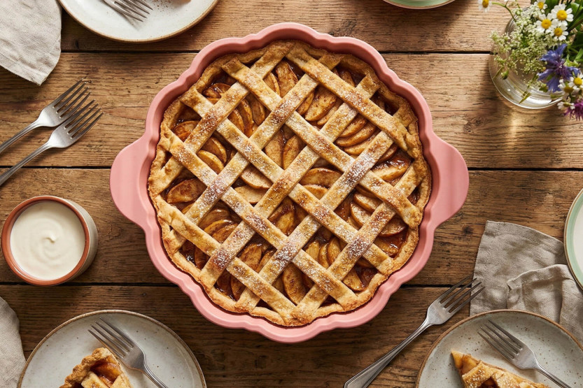 Cookut Le Formidable tart dish with marshmallow tart cutter