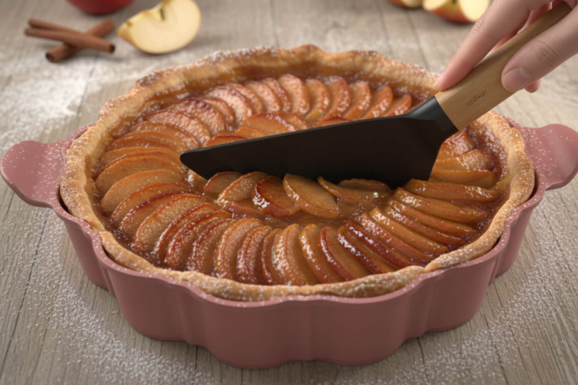Cookut Le Formidable tart dish with marshmallow tart cutter