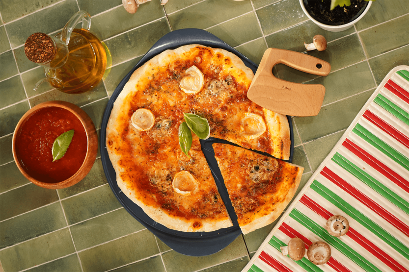 Cookut Le Formidable pizzalautanen mustikkapizzaleikkurilla varustettuna