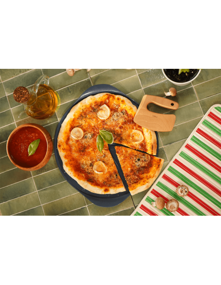Cookut Le Formidable pizzalautanen mustikkapizzaleikkurilla varustettuna