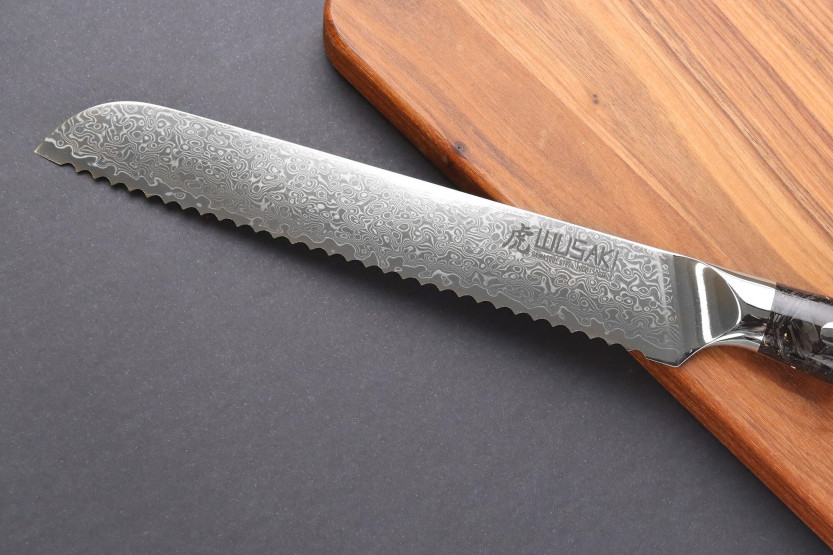 Wusaki Sakin Damascus 10Cr 20cm leipäveitsi hiilikuitukahvalla ja lehtikullalla varustettuna