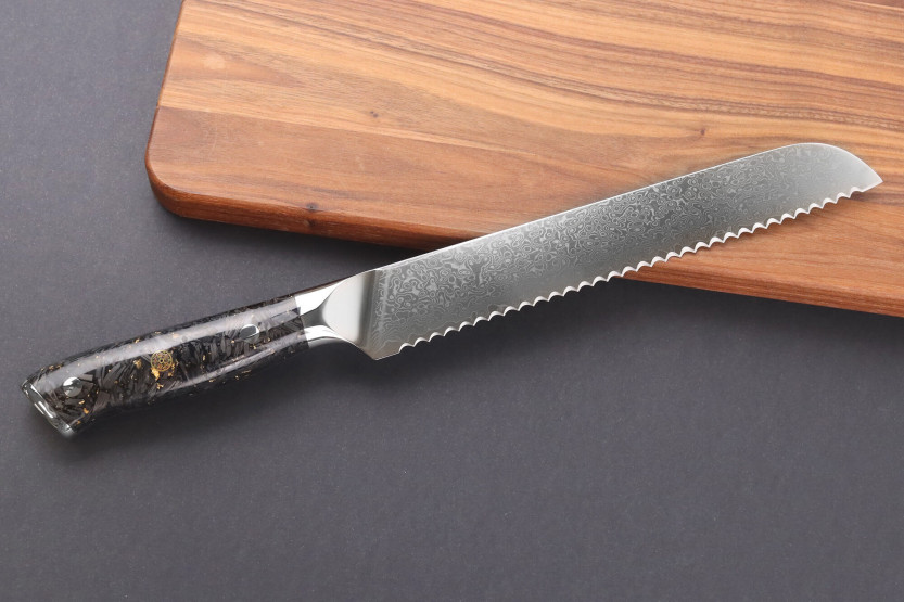 Cuchillo para pan Wusaki Sakin Damasco 10Cr 20cm con mango de fibra de carbono y hoja de oro