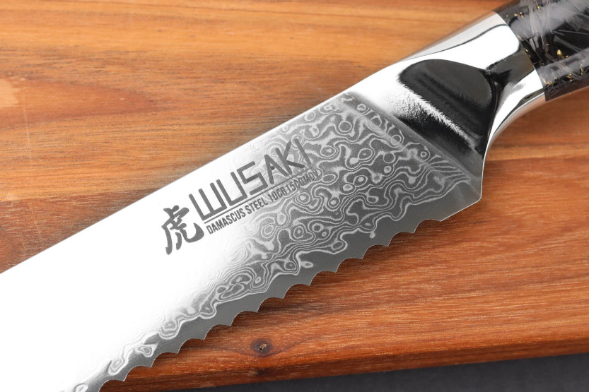 Wusaki Sakin Damascus 10Cr 20cm leipäveitsi hiilikuitukahvalla ja lehtikullalla varustettuna