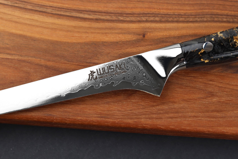 Cuchillo deshuesador Wusaki Sakin Damasco 10Cr 15cm con mango de fibra de carbono y pan de oro