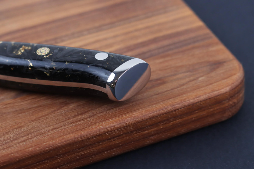 Wusaki Sakin Damascus 10Cr 15cm luuttomaksi leikkaava veitsi hiilikuitu- ja lehtikullalla varustetulla kahvalla.