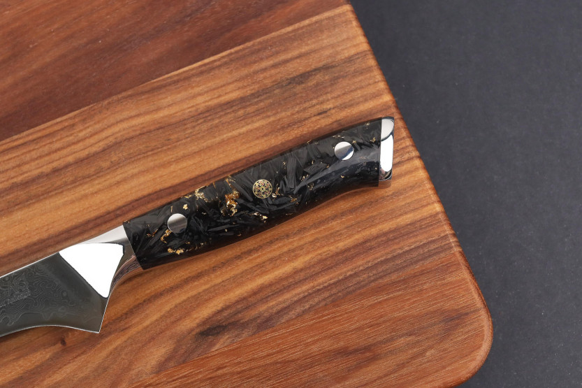 Wusaki Sakin Damascus 10Cr 15 cm utbeningskniv med håndtak i karbonfiber og bladgull