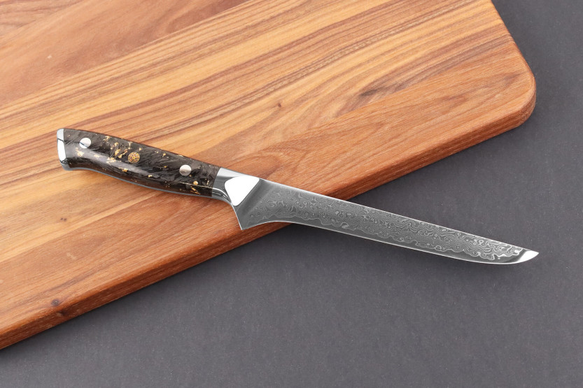Wusaki Sakin Damascus 10Cr 15 cm udbeningskniv med håndtag i kulfiber og bladguld