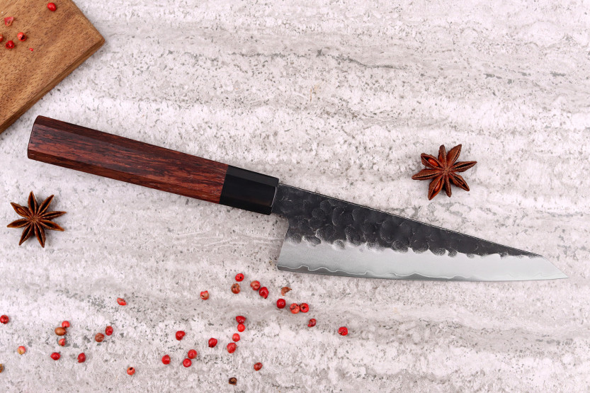 Cuchillo honesuki martillado Sayuto Sequoia San Mai de 15cm