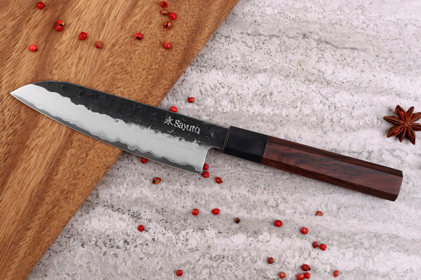 Cuchillo santoku martillado Sayuto Sequoia San Mai 13.5cm