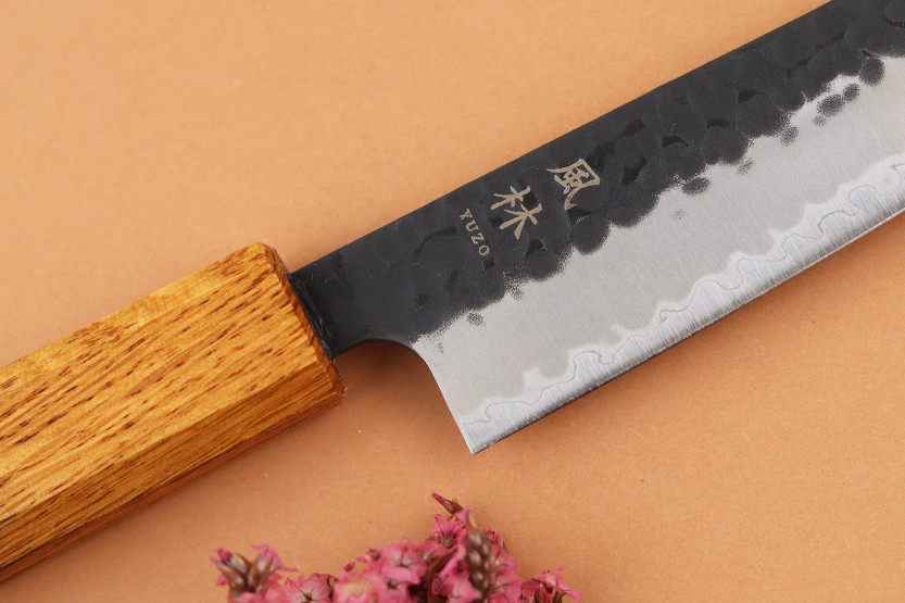 Handgjord japansk universalkniv, 15 cm, Yuzo Black AS, bränd ek