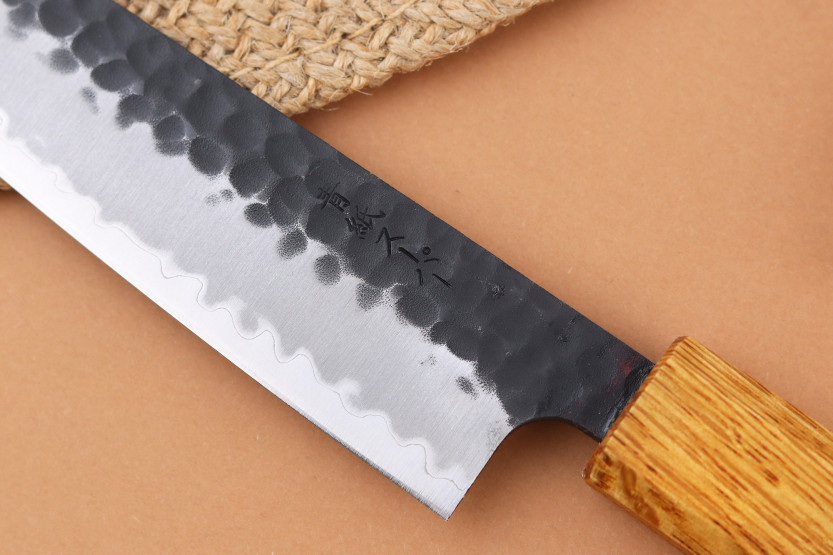 Håndlavet japansk Yuzo Black AS-universalkniv, 15 cm, i brændt egetræ