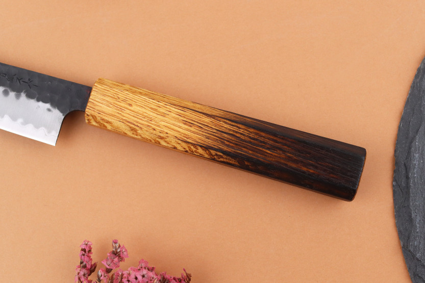 Håndlavet japansk universalkniv, 15 cm, Yuzo Black AS, brændt eg