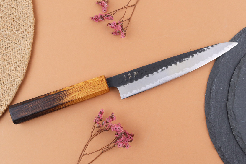 Handgefertigtes japanisches Universalmesser Yuzo Black AS, 15 cm, aus gebranntem Eichenholz