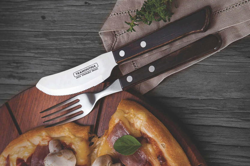 Set van 12 Tramontina -steak-/pizzamessen met bruin handvat