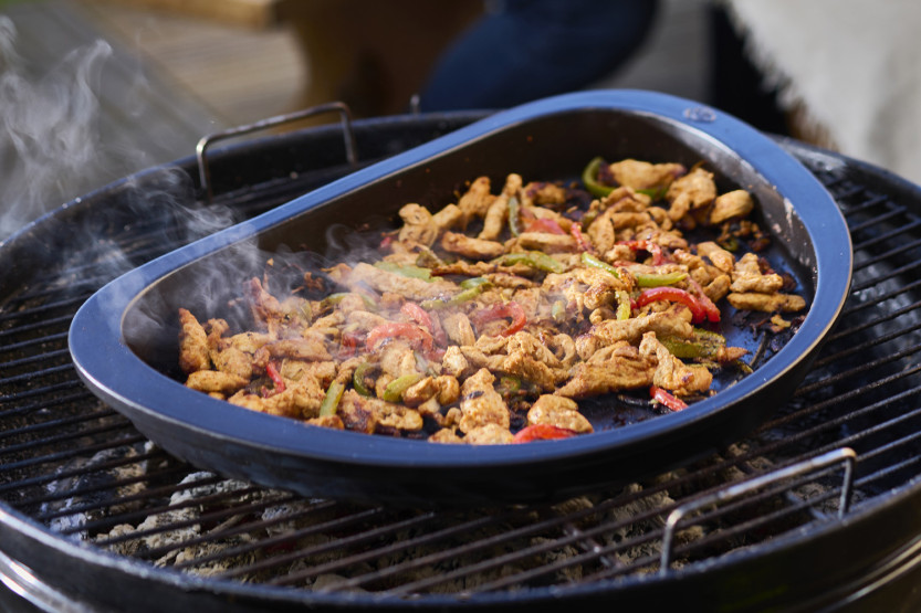 Peugeot Grill to table -merkkinen musta puolikuun muotoinen keraaminen plancha - 43 cm