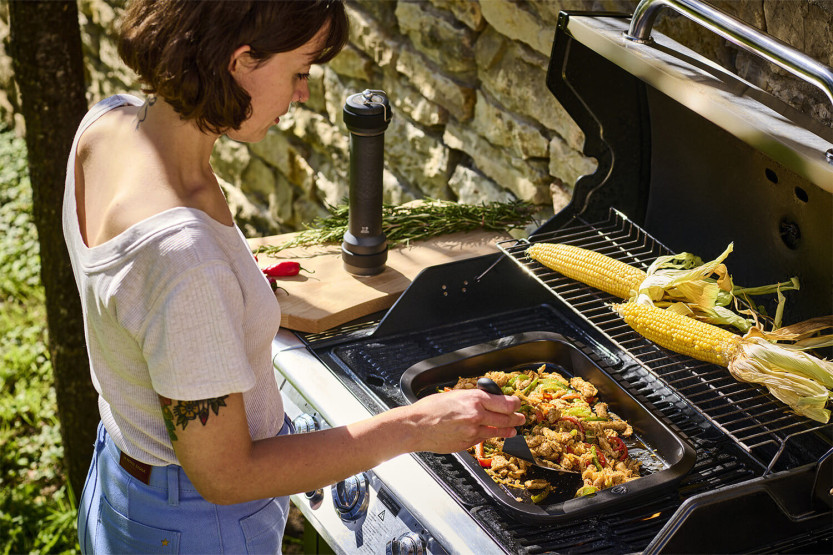Plancha retangular preta Peugeot «Grill to table» em cerâmica - 43 cm