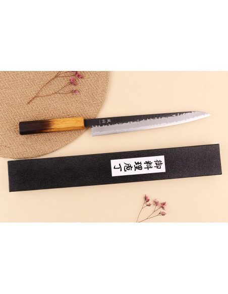 Håndlaget japansk sujihiki-kniv, 24 cm, Yuzo Black AS, brent eik