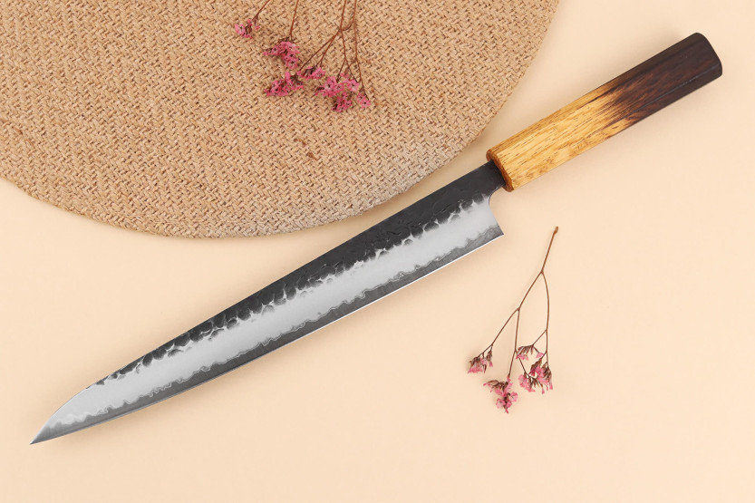 Håndlaget japansk sujihiki-kniv, 24 cm, Yuzo Black AS, brent eik