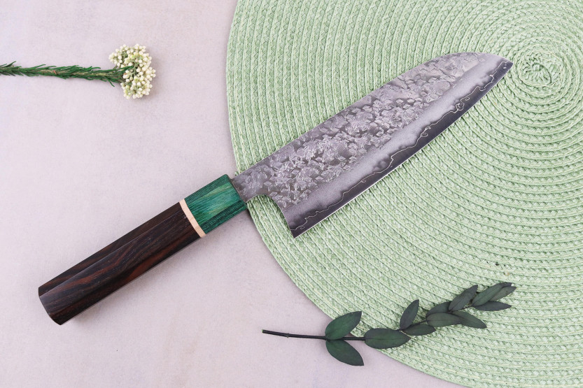 Cuchillo santoku japonés artesanal de 16,5 cm de Makoto Kurosaki Samidorizuki SGStrix