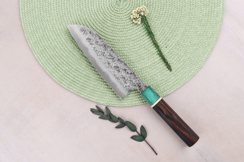 Håndlaget japansk santoku-kniv på 16,5 cm av Makoto Kurosaki, Samidorizuki SGStrix
