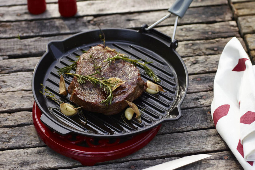 Parilla redonda Staub de 28 cm de hierro fundido esmaltado en negro mate con asa plegable