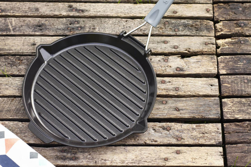 Parilla redonda Staub de 28 cm de hierro fundido esmaltado en negro mate con asa plegable