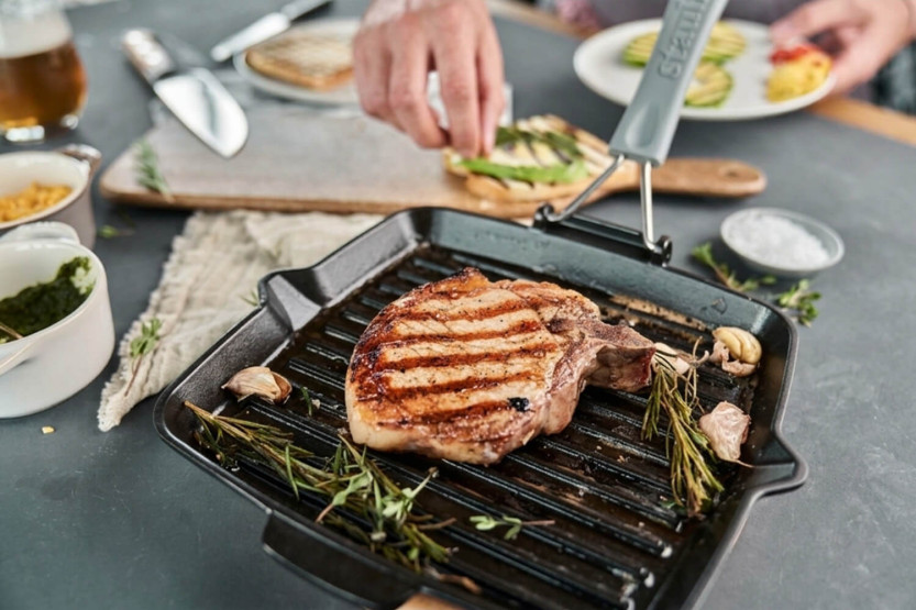Parilla cuadrada Staub de 24 cm de hierro fundido esmaltado en negro mate con asa plegable
