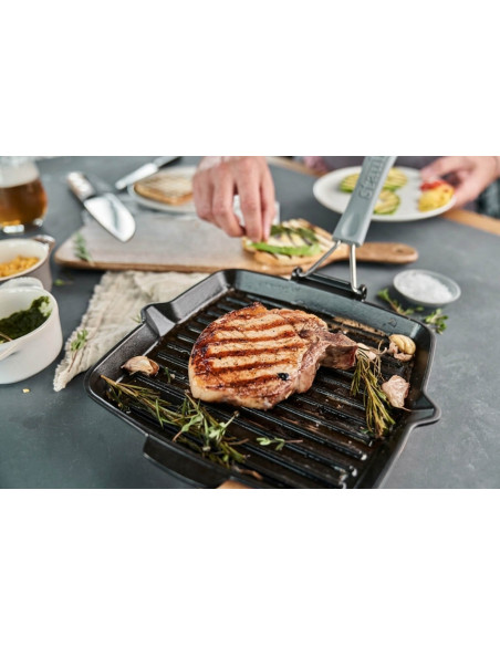 Staub 24-cm Square Grill, made of matte black enameled cast iron with a foldable handle