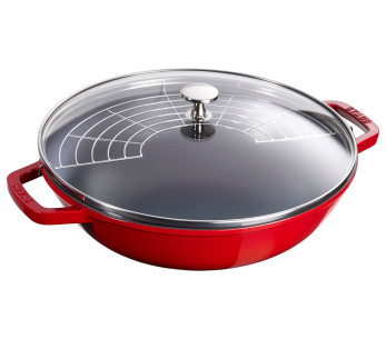 Staub-wok, 30 cm, kirsebærrød, i emaljert støpejern, med glasslokk og rist i rustfritt stål
