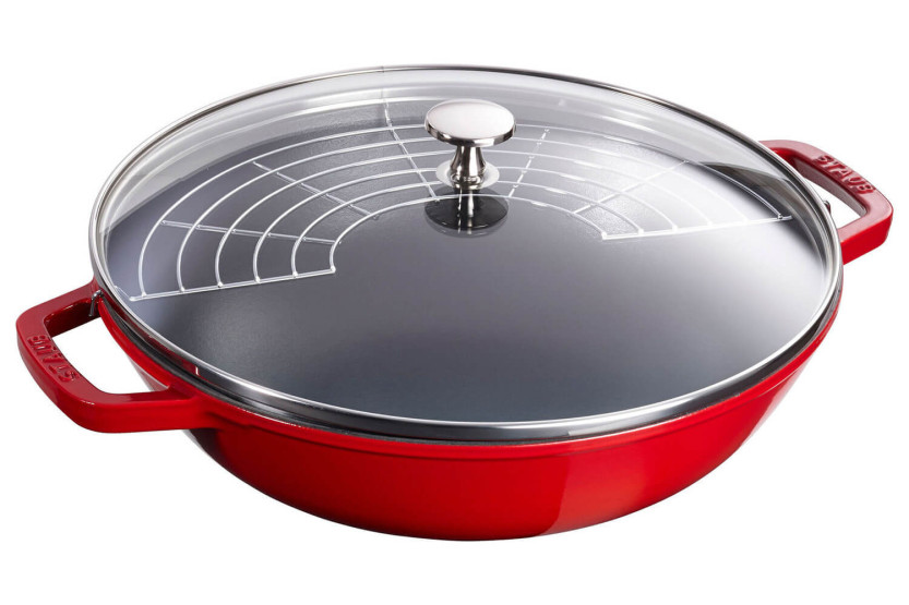 Wok Staub de 30 cm, color cereza, de hierro fundido esmaltado, con tapa de cristal y rejilla de acero inoxidable