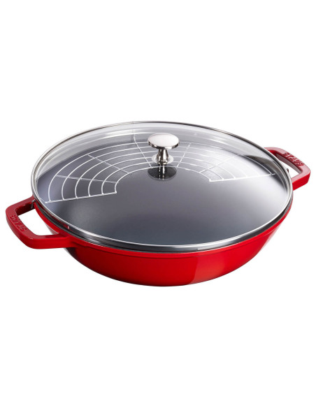 Wok Staub da 30 cm color ciliegia in ghisa smaltata con coperchio in vetro e griglia in acciaio inossidabile