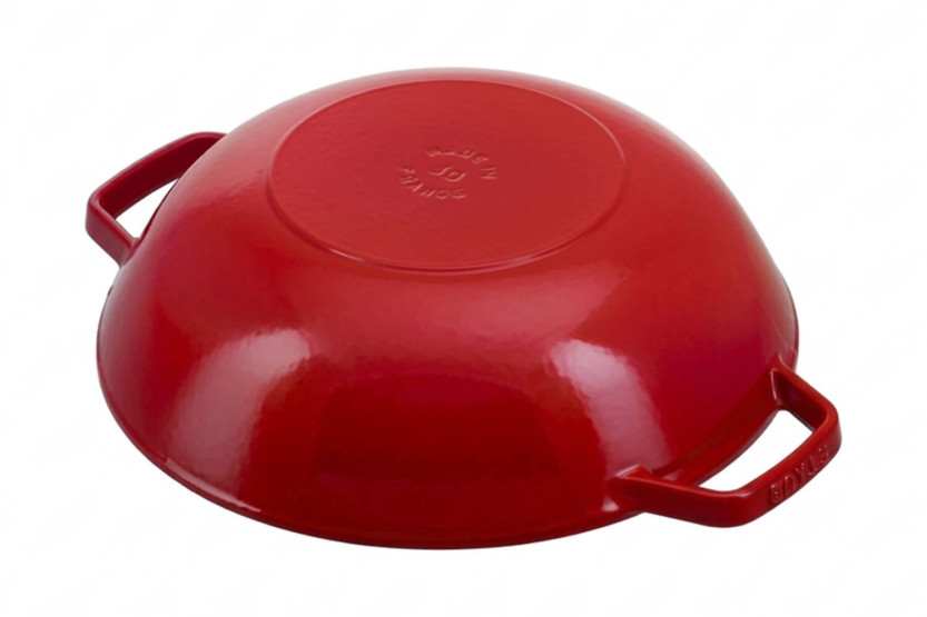 Staub -wok van 30 cm, kersenrood, van geëmailleerd gietijzer, met glazen deksel en roestvrijstalen rooster