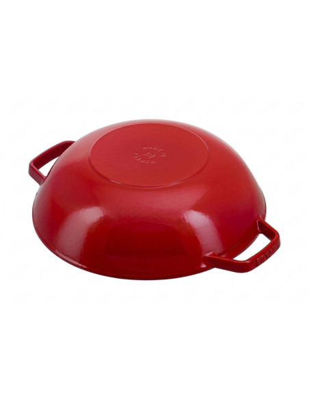 Wok Staub da 30 cm color ciliegia in ghisa smaltata con coperchio in vetro e griglia in acciaio inossidabile
