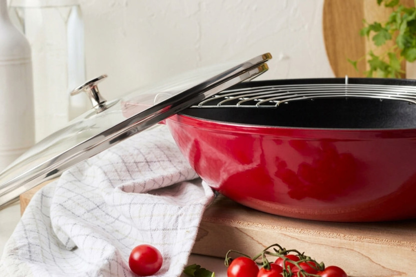 Wok Staub de 30 cm en color cereza, de hierro fundido esmaltado, con tapa de cristal y rejilla de acero inoxidable