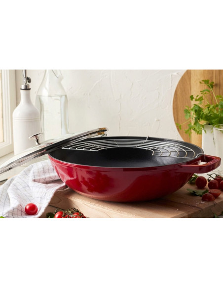 Staub -wok van 30 cm, kersenrood, van geëmailleerd gietijzer, met glazen deksel en roestvrijstalen rooster