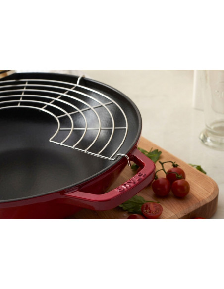 Wok Staub da 30 cm color ciliegia in ghisa smaltata con coperchio in vetro e griglia in acciaio inossidabile