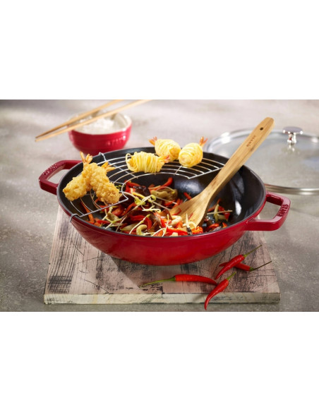 Staub-wok, 30 cm, kirsebærrød, i emaljeret støbejern med glaslåg og rist i rustfrit stål