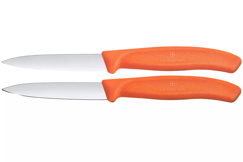2 Victorinox -skalknivar i orange, med en tandad och en slät bladlängd på 8 cm