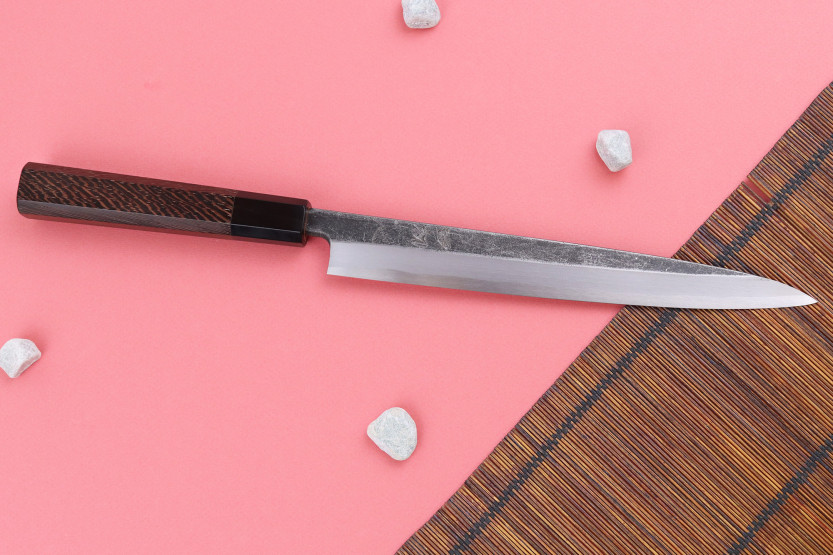 Handgjord japansk yanagiba-kniv, 24 cm, från Hatsukokoro Shirasagi, med handtag i wengé