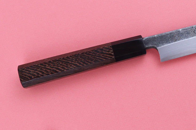 Cuchillo yanagiba japonés artesanal Hatsukokoro Shirasagi de 24 cm con mango de wengué