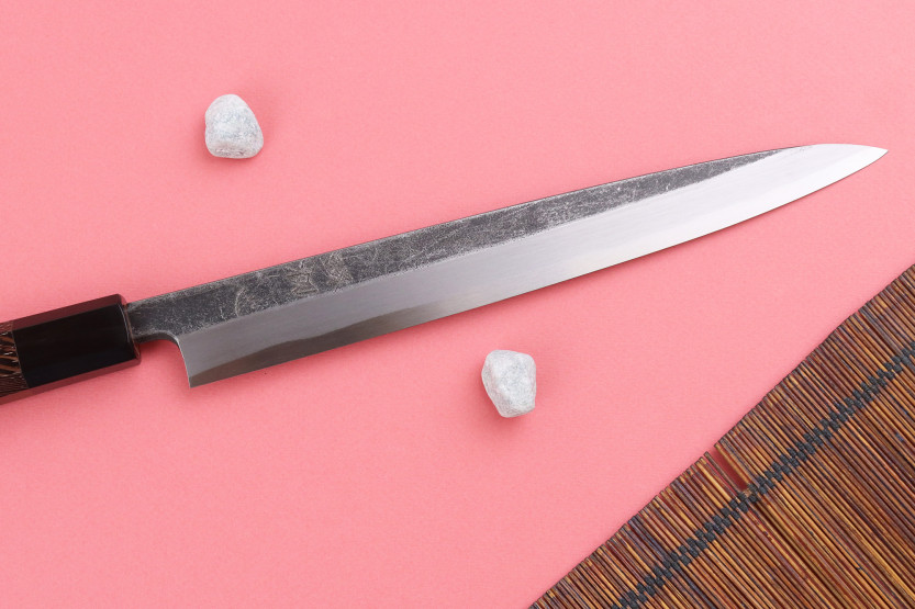 Håndlavet japansk yanagiba-kniv, 24 cm, fra Hatsukokoro Shirasagi, med skaft af wengé