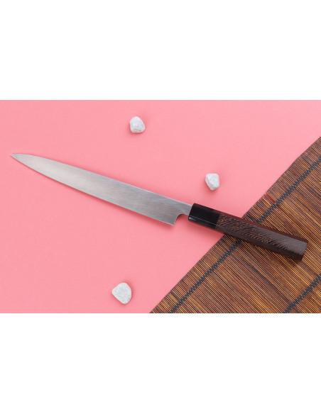 Cuchillo yanagiba japonés artesanal Hatsukokoro Shirasagi de 24 cm con mango de wengué