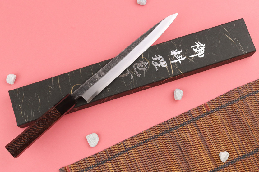 24 cm:n pituinen japanilainen käsintehty Hatsukokoro Shirasagi -yanagiba-veitsi, wengé-kahva